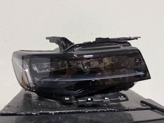 ESCALADE RIGHT HEADLIGHT 2023