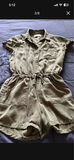It’s very cute Romper in size 11/12 the color is Olive Green it’s for girls age 11/12 it’s from Abercrombie