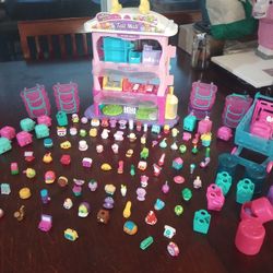 Shopkins Tall Mall With Shopkins And Accessories 