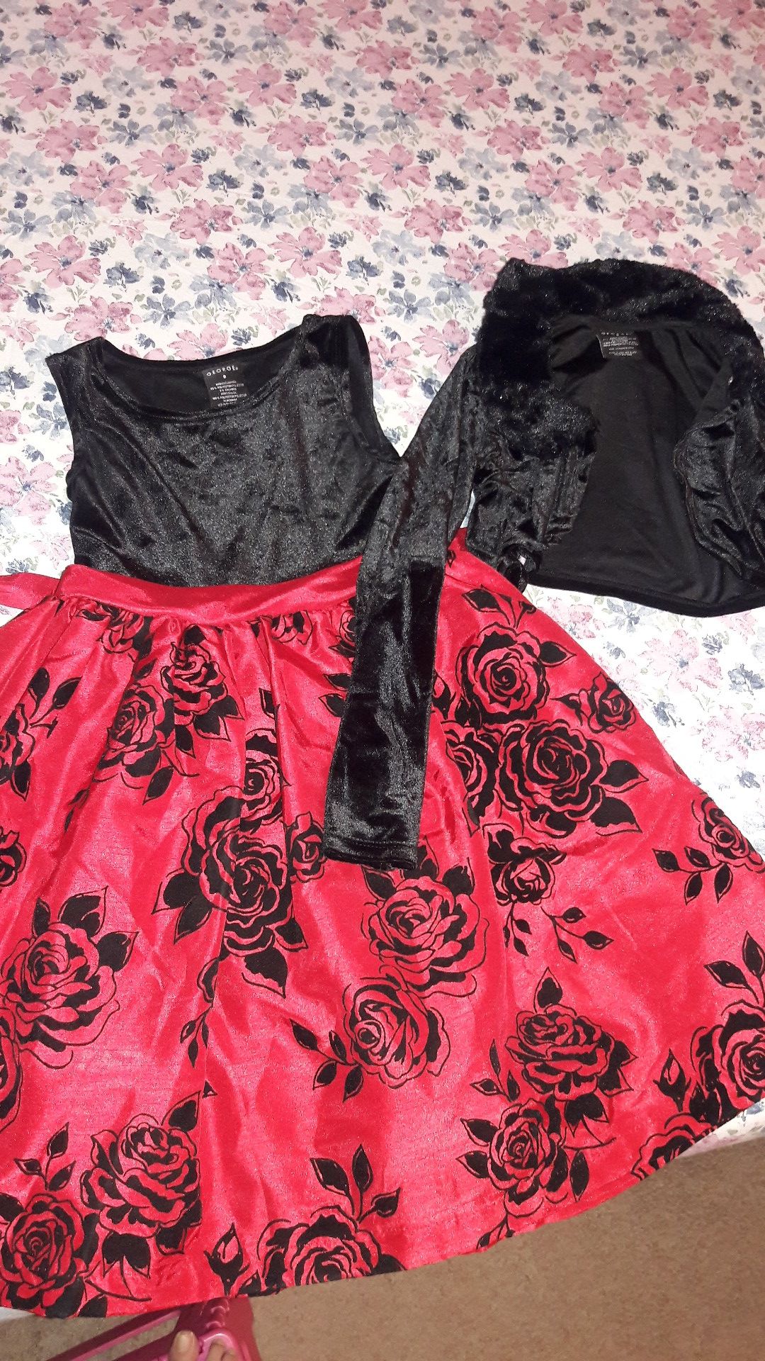 Traje con su gorro para el frío. $7 Y traje de vestir$15 Como nuevos.