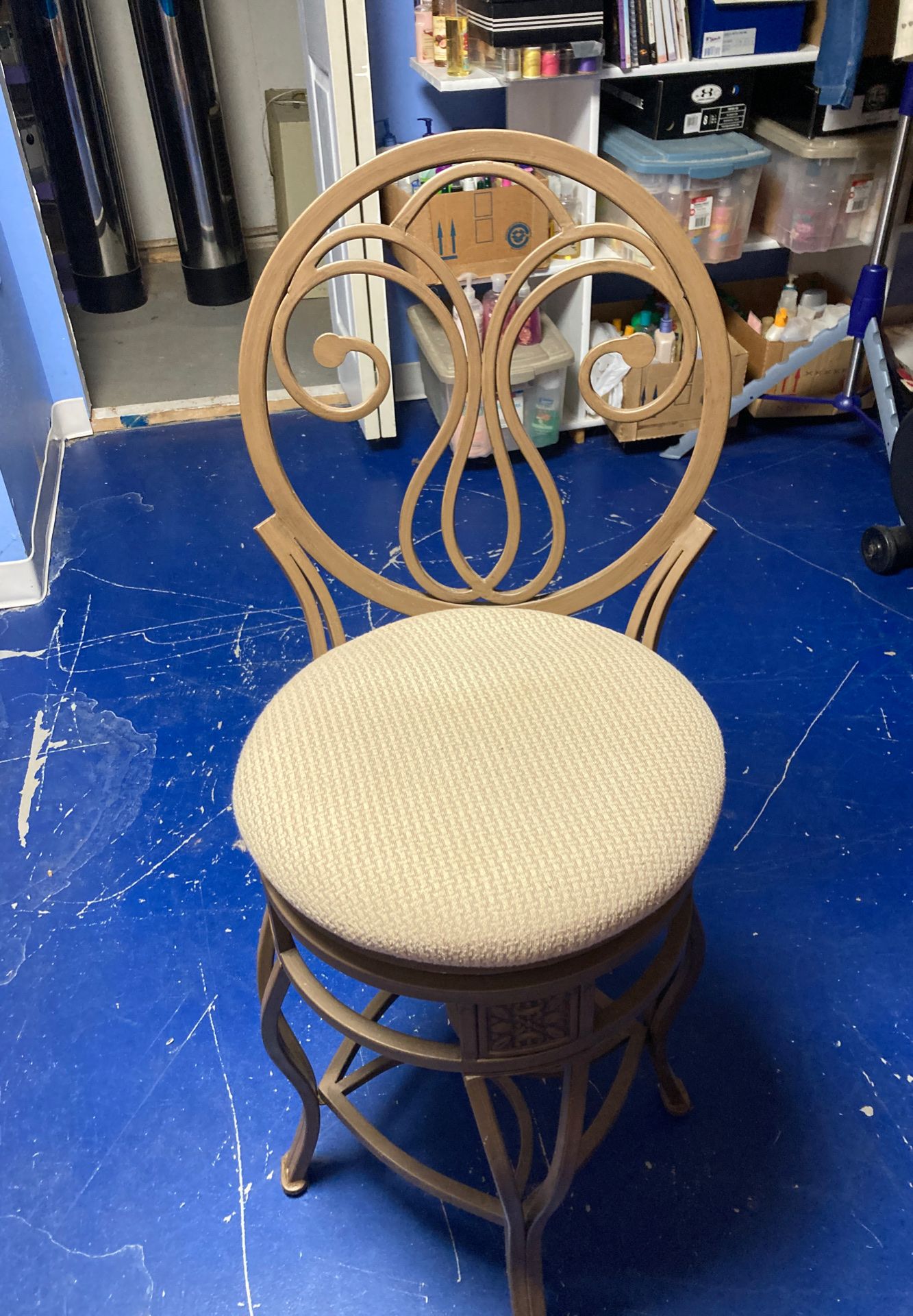 Bar stool 24” swivel like new
