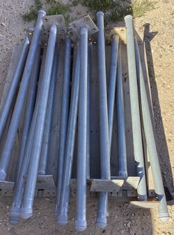 SHORT FENCE POST WITH BASE/BARBWIRE CAPS