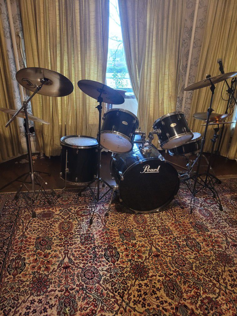 Pearl Drum Set  $675