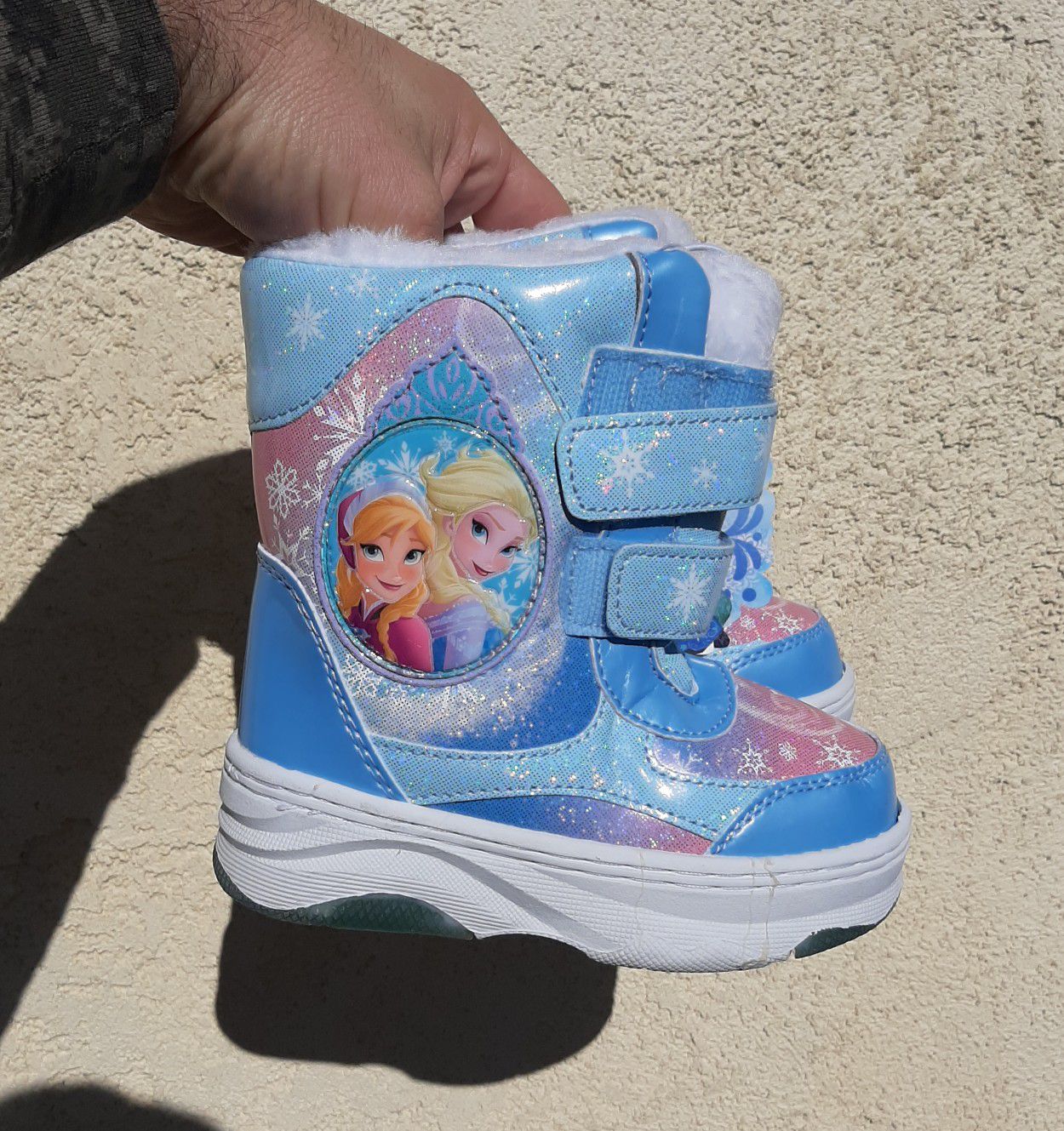 New Disney Snow boots size 7/8 for toddler