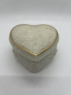 Jewelry box made of porcelain with gold trim
