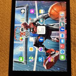 iPad 6Th Generation 128 GB  With A Keyboard Casa $200