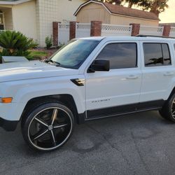 Jeep Patriot, Low Miles, Clean Title, Smogged, 4 Cylinder, 22"rims, Touchscreen Ipod TV, Backup Camera, No Issues Or Problems, Runs Like New