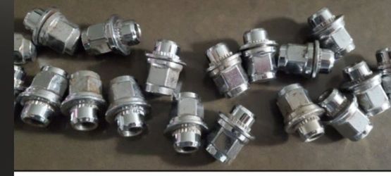 Brand new 20 tire lug nuts for honda accord ( from 2007 to 2017 ).
