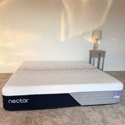 KING Nectar Luxe Hybrid Mattress - Like New !