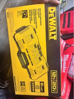 DEWALT DCB104 Multi-Port Simultaneous Fast Charger