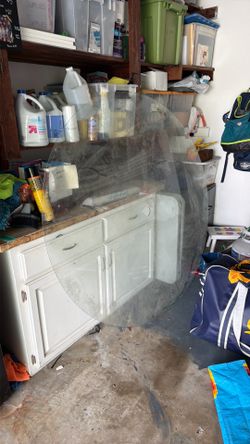 Free glass top-round table
