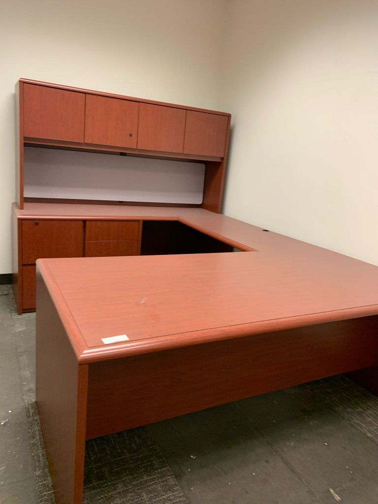 Elegant U Shaped Desk With Hutch