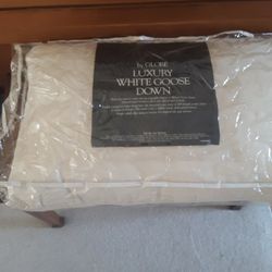 1 Luxury White Goose Down  Pillow By Globe, Regency