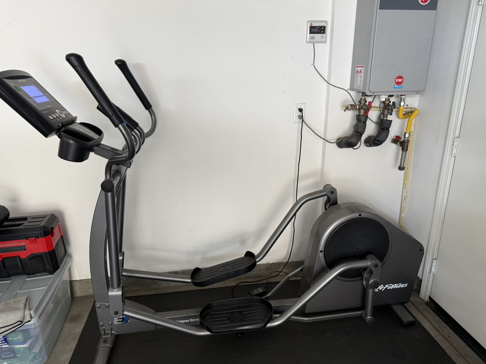 E1 ELLIPTICAL CROSS-TRAINER