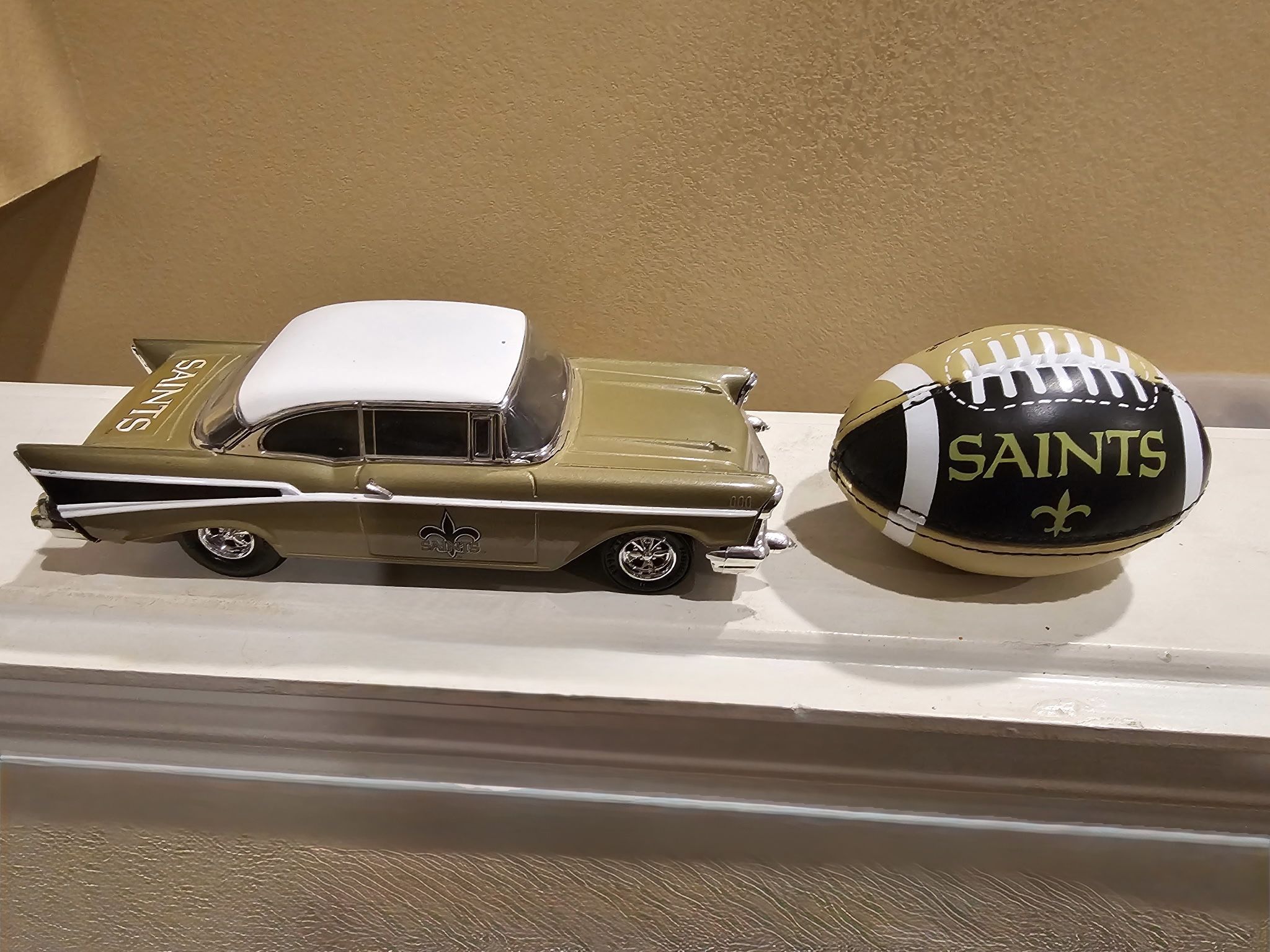 NFL Saints Collectible Set of 2