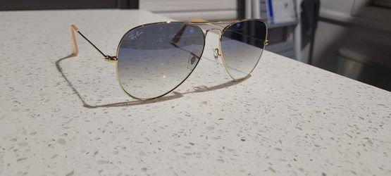Ray Ban avaitors blue gradient lens 62mm comes with case and brand new