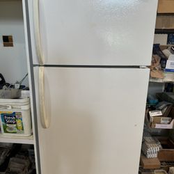 Clean Frigidaire Top-Freezer Refrigerator - Runs Great!
