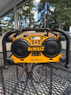 DeWALT  Radio with battery charger