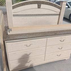 Nice Queen Bedroom Set 