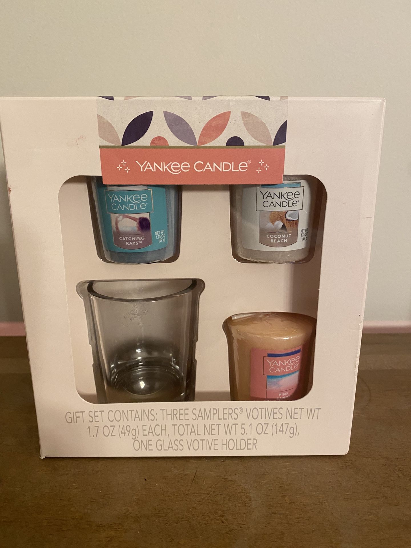 Yankee Candle gift set 3 votive candles 1 votive holder NWT