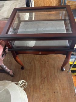 1980s vintage Bombay & Company Display Queen Anne table