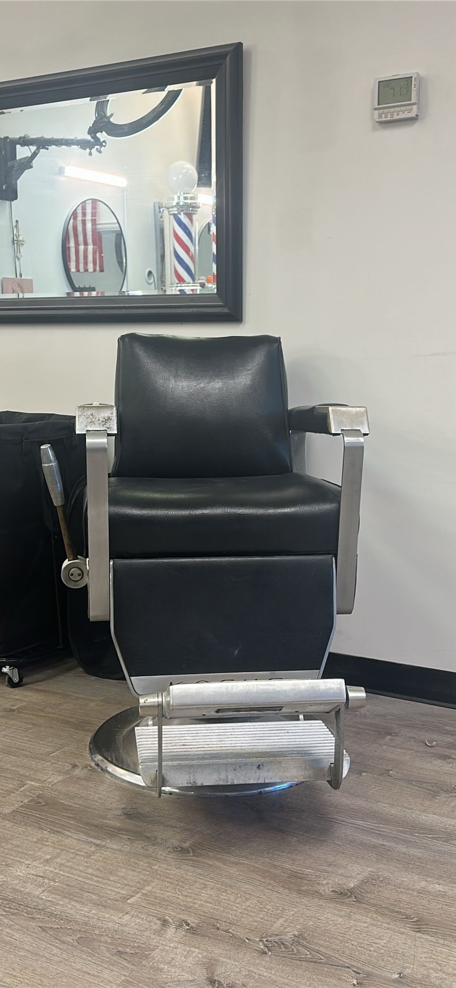 BARBER CHAIR