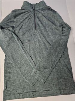 Lululemon Metal Vent Tech Midweight Half-Zip pullover in a green heathered colorway