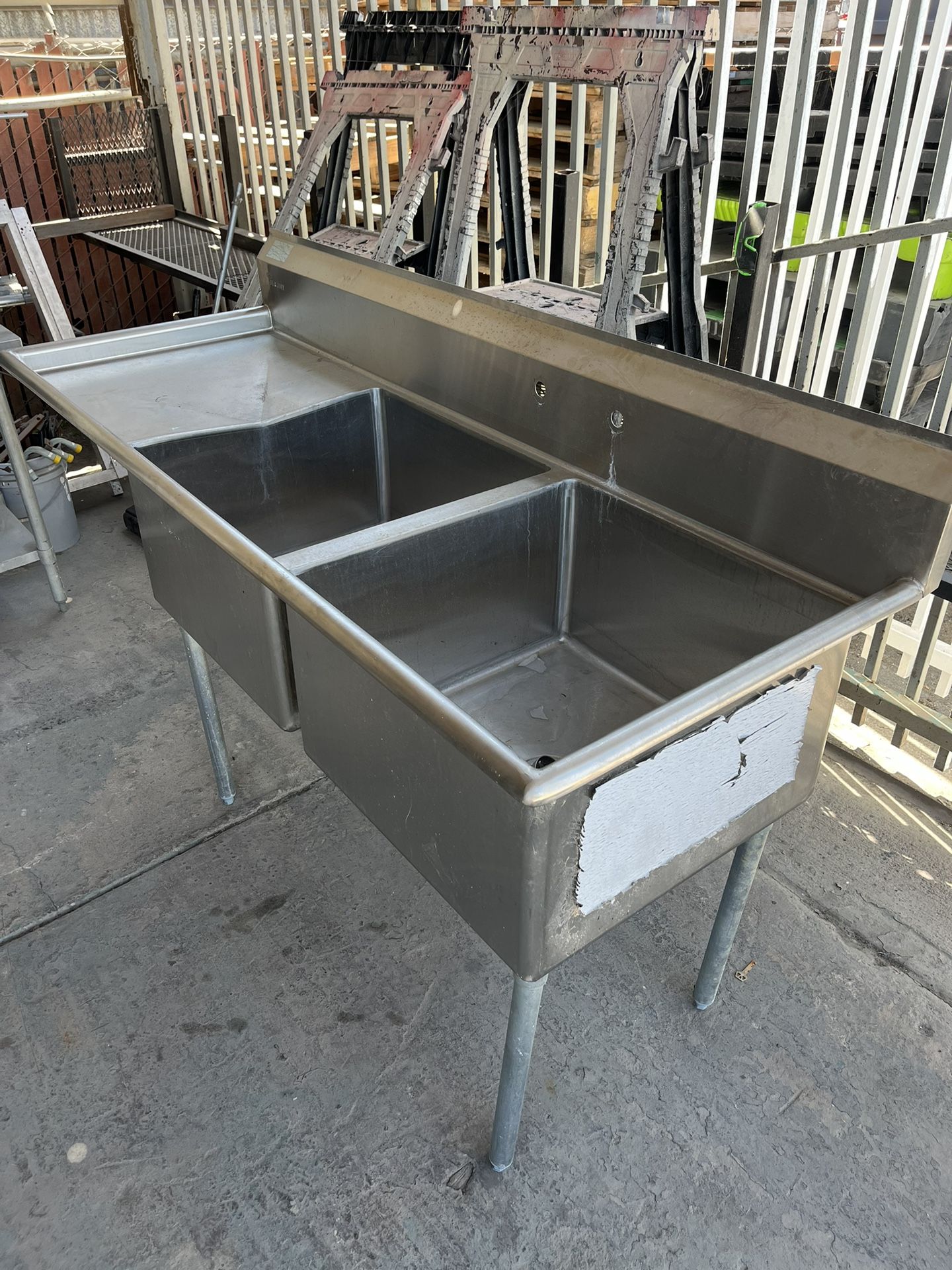 Restaurant/kitchen commercial sink
