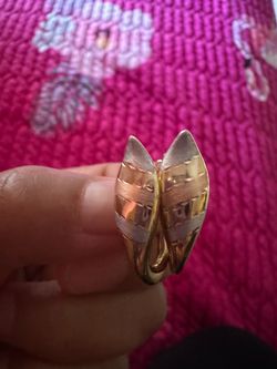 Hermoso arete estilo hoja 14k