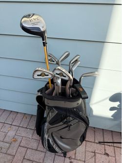 Mens complete right handed golf club set.  With Nike golf bag.