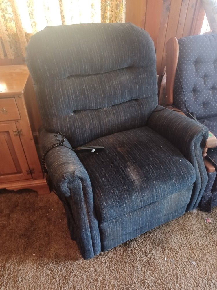 Excellent Working Condition Recliner Lift Chair