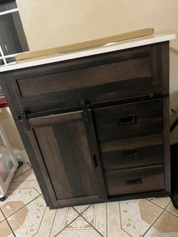 Single Sink Bathroom Vanity with White Engineered Stone Top