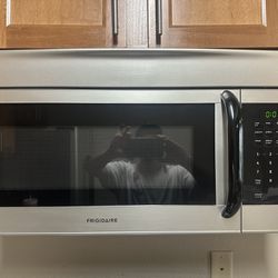 Frigidaire Microwave 1000 Watt $100