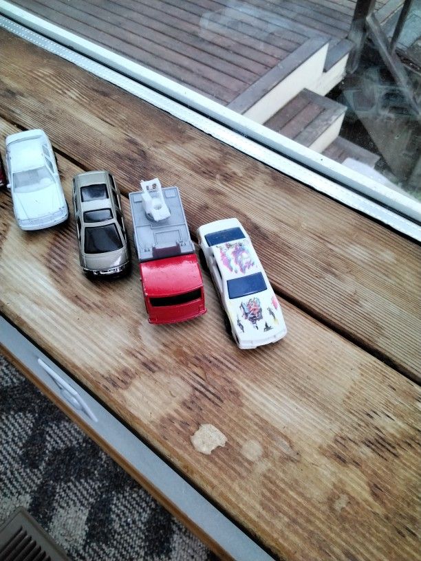 6 Hot Wheels
