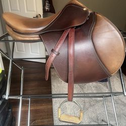 Dover Saddlery brand saddle, close contact