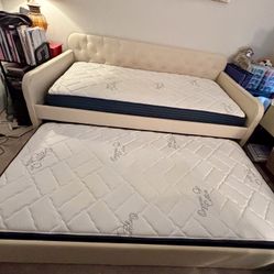 High-Quality Day Bed With Trundle & 2 High-Quality Twin Mattresses