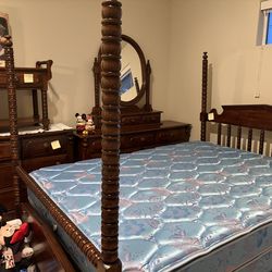 Vintage Queen Poster Bed Set – Solid Wood Spindle / Turned Pos