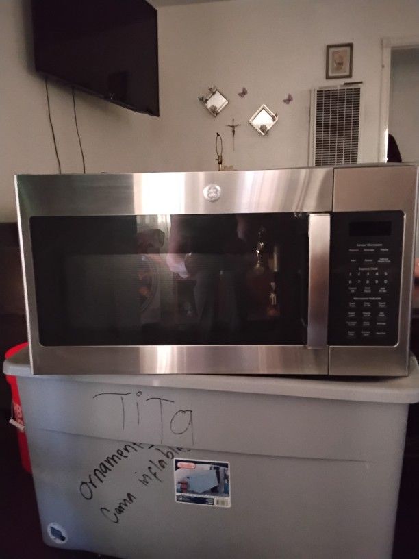 G E MICROWAVE BRAND NEW