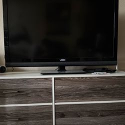 40-inch Vizio Flatscreen TV