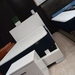 *Tax Time Furniture Event*---Renaissance Glossy White Queen/King Bed And Nightstand Sets---Now $499---Delivery And Financing🤝