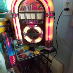 Thomas Collector's Juke Box Radio, With Cassette.