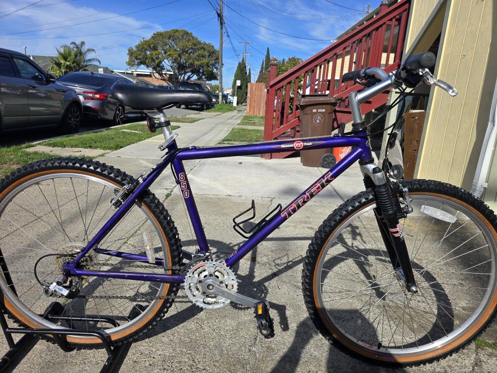 90's Trek 850 Mountain Bike Medium Size 
Excellent Condition Ready to Ride 