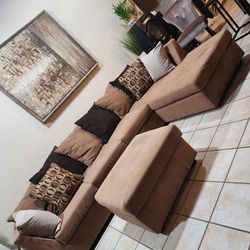 Sofa Sectional Couch With Ottoman Like New In Good Condition FREE DELIVERY 🚚 