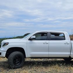 2014 Toyota Tundra Platinum w/ Fox Coilovers