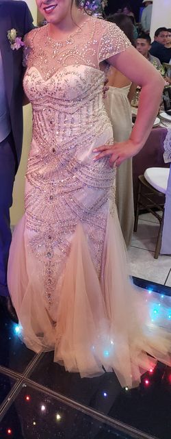 Beautiful gold dress 😍