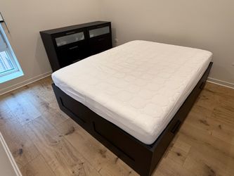 Queen size bed with matching dressers