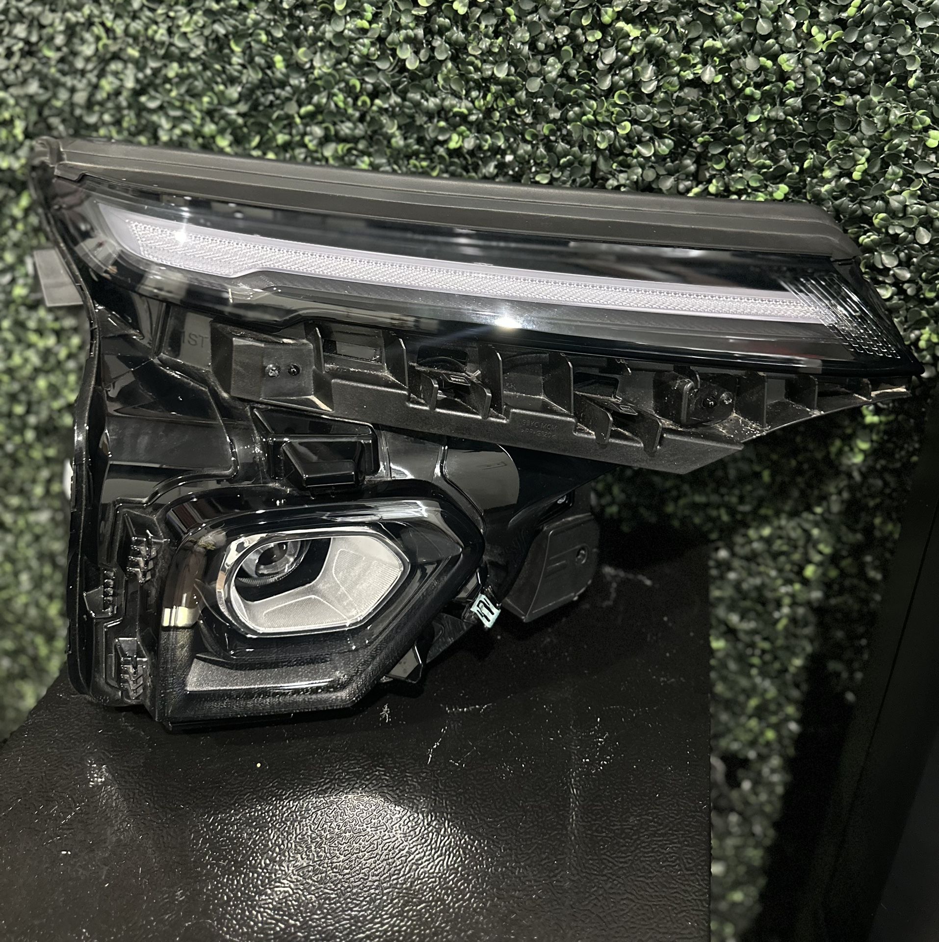 OEM 2025 Chevrolet Trailblazer GM (contact info removed)8 Right Headlamp
