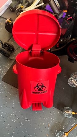 Biohazard step on waste can - 6 gallon