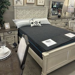 Beautiful Queen Bed, Dresser, Mirror & Nightstand 