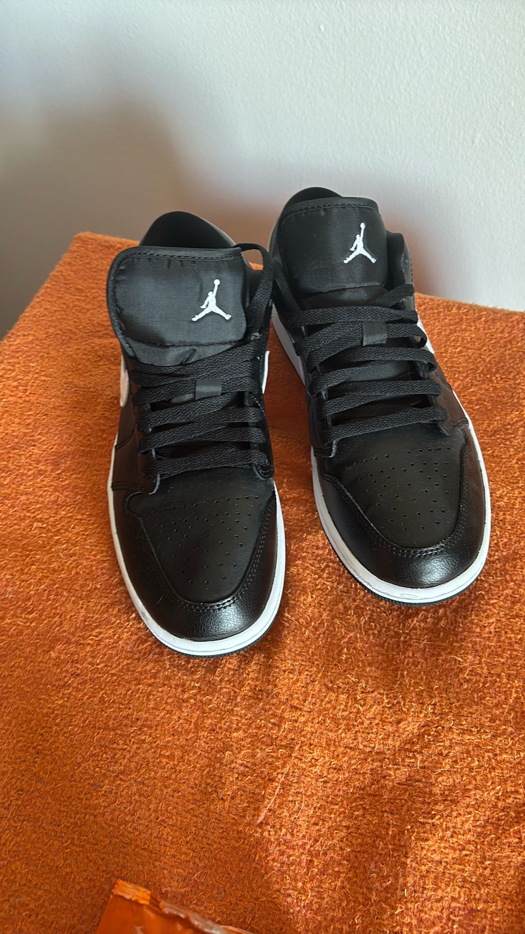 ALOST NEW NIKE SIZE 6.5